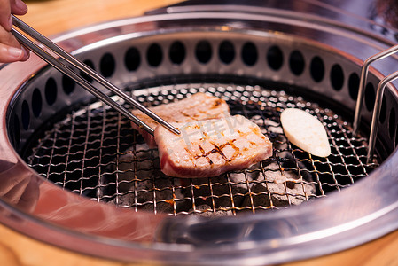 餐厅在炉灶上烤肉猪肉韩式烧烤传统风格