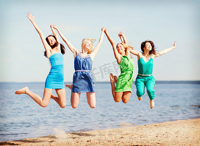女孩在沙滩上跳跃