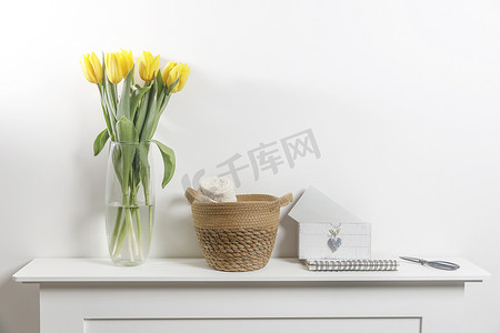 白桌上玻璃花瓶里的黄色郁金香花束