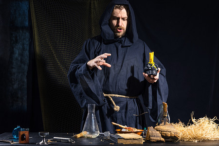 一位疯狂的中世纪科学家在他的实验室工作的肖像。