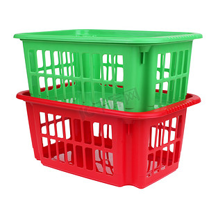 白色隔离的空红色和绿色塑料篮
