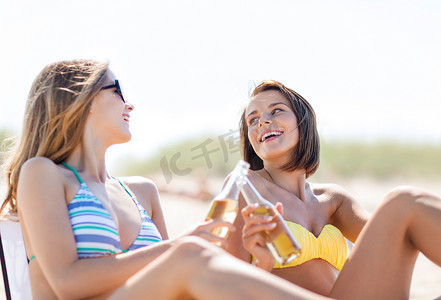 喝饮料的女孩摄影照片_沙滩椅上喝饮料的女孩