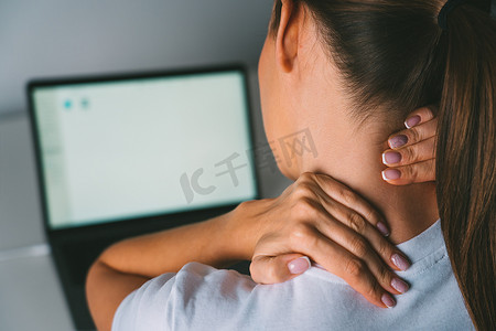 使用笔记本电脑或电脑工作后颈部疼痛。