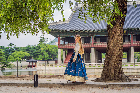 穿着韩服的年轻白人女游客在韩国宫殿。