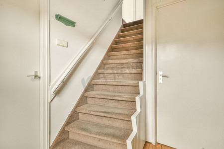 浴室地毯摄影照片_带有地毯台阶的笔直轻型楼梯