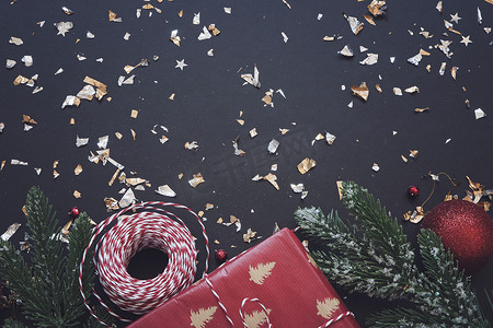 黑色节日背景，配有红色和金色装饰、圣诞节和新年贺卡，带有文字位置