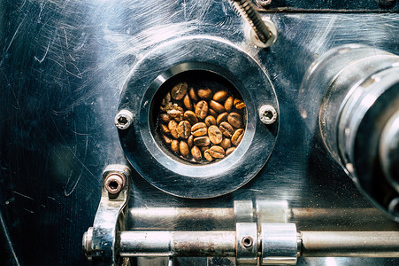 咖啡豆在咖啡豆烘焙机中旋转。