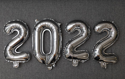 2022年新年灰色背景中闪亮的银色气球