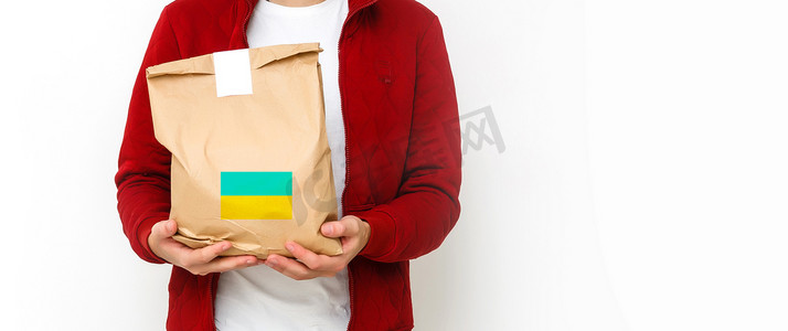 一名男子拿着一个箱子，里面装着对乌克兰的人道主义援助