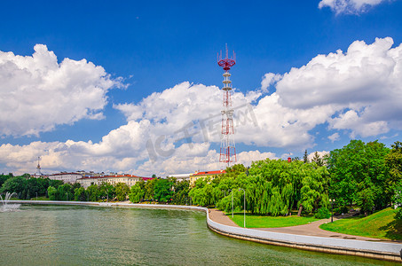 河堤公园摄影照片_明斯克市景与斯维斯拉赫或斯维斯拉克河堤
