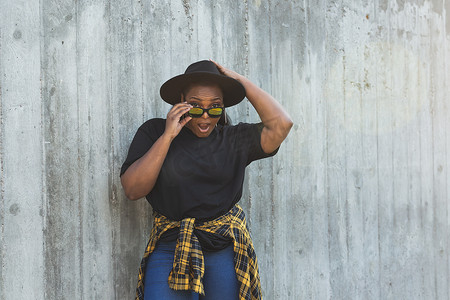 特写肖像时尚年轻的非洲裔美国女孩，一头卷发，戴着时尚太阳镜，在城市里有复制空间和广告场所 — Instagram 风格的夏季时髦照片