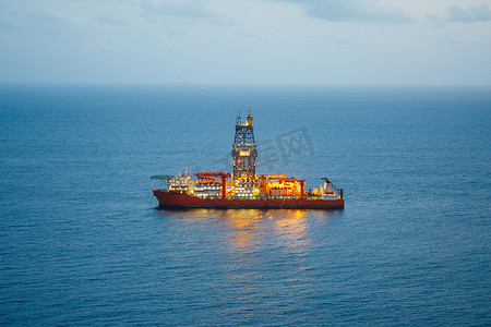 海上燃气船摄影照片_带照明的海上石油和天然气钻井船