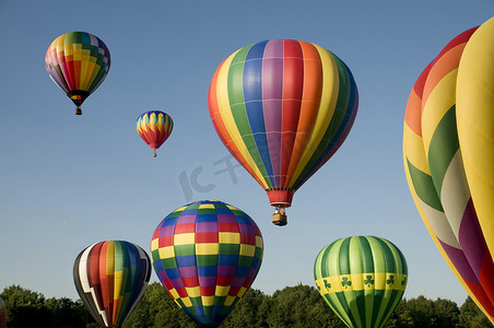 气球上升摄影照片_热气球在热气球节上升空或升空