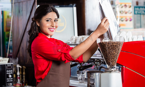 印度咖啡师填充咖啡研磨机