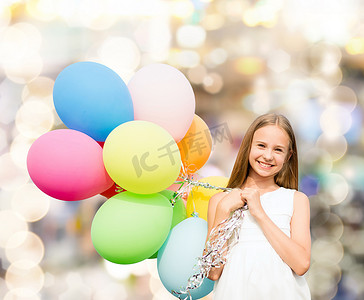 快乐的女孩与彩色气球
