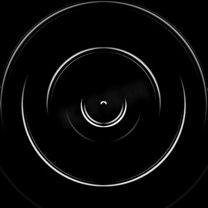 黑色背景上模糊、抽象的白色圆圈