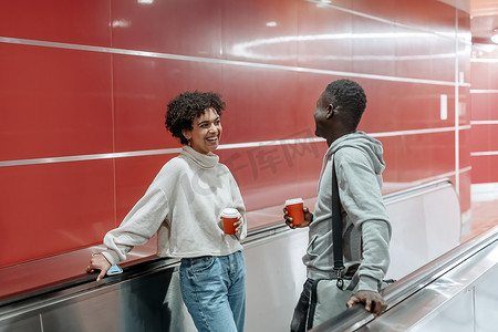 爱上外卖咖啡的情侣在地​​铁上调情
