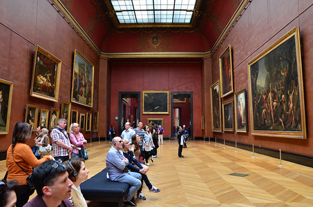 法国巴黎 — 2015年5月13日：参观者在卢浮宫博物馆参观鲁本斯绘画