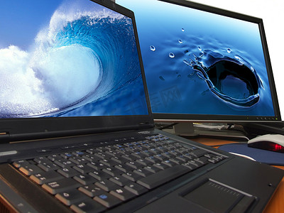 宽屏摄影照片_笔记本电脑和大宽屏 TFT 显示屏上的水概念
