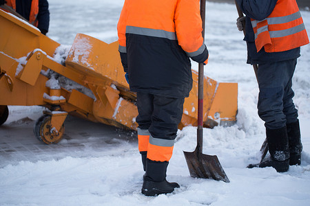 拖拉机正在清理道路上的积雪。