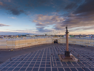 日落时宫殿广场和亚历山大柱的鸟瞰图，背景是喀山斯基大教堂的圆顶，冬宫，散步的小人