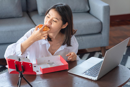 在冠状病毒或新冠病毒危机期间，亚洲商业职业女性在家工作遵循社交距离规定。