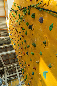 攀岩运动极限挑战，下午持有健康活跃、平地锻炼的装备。