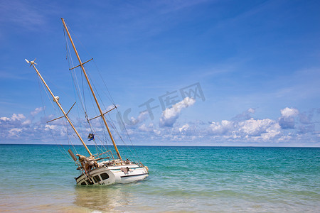 沉船事故摄影照片_泰国普吉岛卡塔海滩海岸废弃的沉船，旅游地标