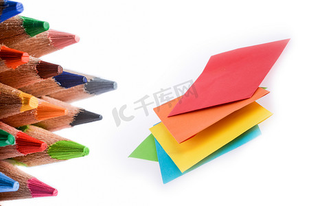 彩色铅笔和彩色信封并排