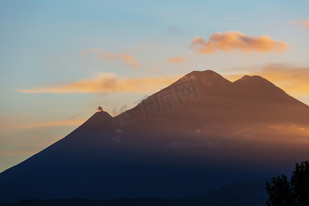 阿凡提卡通摄影照片_危地马拉的火山