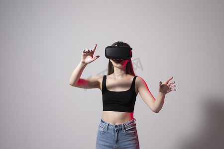 设计师、建筑师、开发人员或工程师女性戴着 VR 护目镜，在开展新的视角项目时使用滑动和拉伸手势与网络空间进行交互。