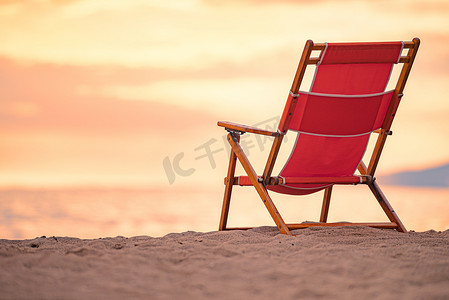 圣莫尼卡海滩日落时的椅子