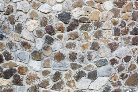 夏日，不同尺寸和彩色灰色纹理的天然石材大墙