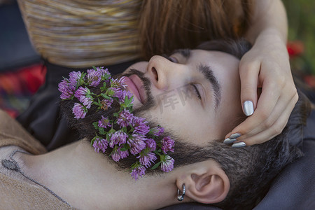 胡子上插着花的男人