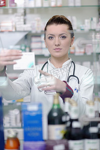 药房药店摄影照片_药剂师化学家妇女站在药房药店