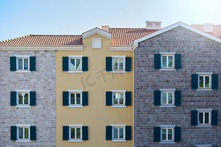 住宅楼摄影照片_欧洲一栋新住宅楼的正面，墙壁采用不同的饰面材料