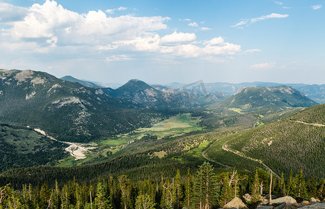 马蹄爆珠摄影照片_俯瞰科罗拉多州落基山国家公园的马蹄公园