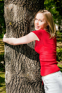 女孩抱着摄影照片_女孩抱着一棵树