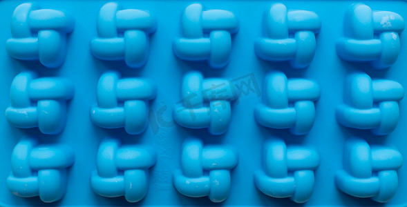 蓝色硅胶糖果模具作为背景。