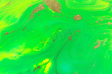 流动绿色生动的油漆背景上的金点。