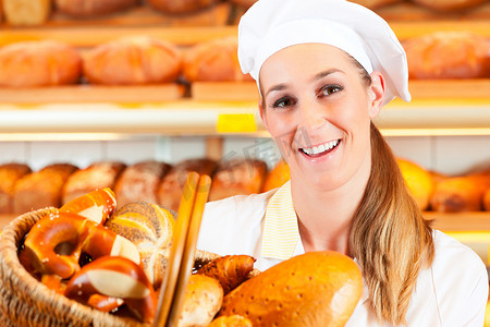 面包店里篮子卖面包的女面包师