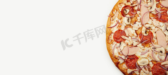 美味的披萨烧烤酱，马苏里拉奶酪，火腿，意大利辣香肠，熏鸡，蘑菇，红洋葱。