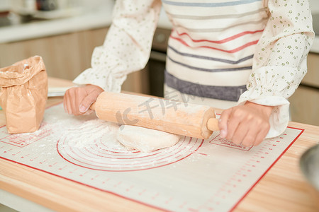 烹饪和家庭概念 — 女性用擀面杖工作的特写