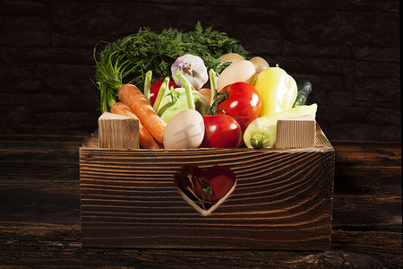 时令蔬菜摄影照片_木箱里的时令蔬菜。