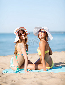 女孩们在沙滩上晒日光浴
