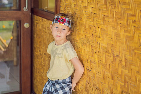 穿着纱笼、巴厘岛民族服装的男孩游客
