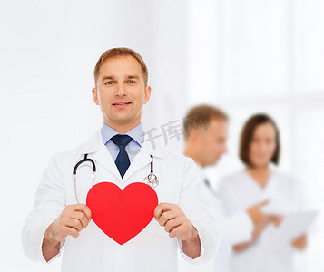 有红色心脏和听诊器的微笑的男性医生