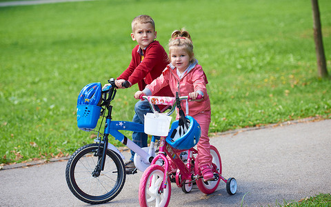 男孩和女孩骑自行车