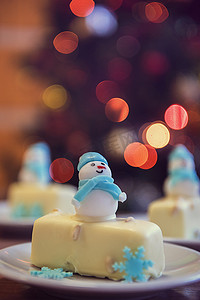 可爱糖果背景摄影照片_圣诞甜点与雪人