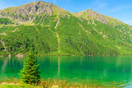 中国风云纹插画摄影照片_安静美丽的山湖 Morskie Oko 在夏天阳光明媚的 da